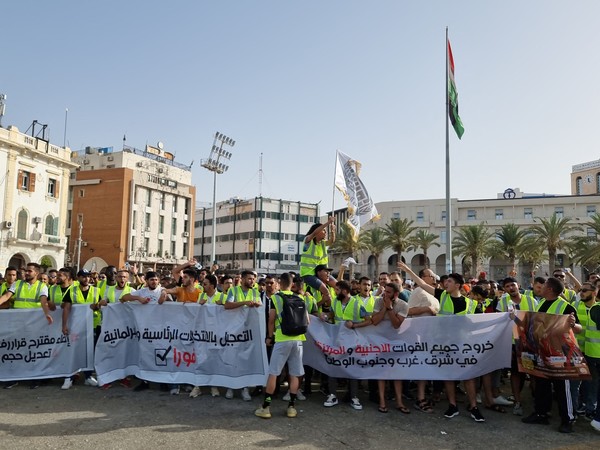 지난 1일, 리비아 시민들이 수도 트리폴리의 순교자 광장에 모여 시위를 하고 있다. [사진=AFP/연합뉴스]