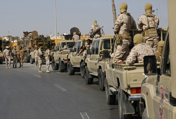 지난 5월 17일, 압둘 하미드 드베이바 총리에게 충성하는 군대가 수도 트리폴리 거리를 활보하고 있다. [사진=AP/연합뉴스]