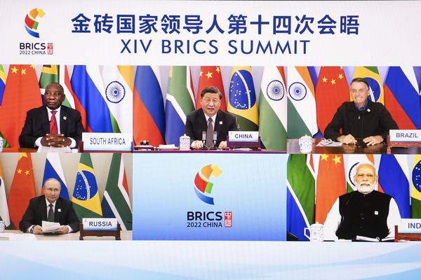 [사진=시진핑(화면 위 가운데) 중국 국가주석이 24일 화상으로 열린 제14차 브릭스(BRICS·브라질, 러시아, 인도, 중국, 남아공 등 신흥 경제 5개국) 국가 정상회의를 주재하고 있다. 위 왼쪽부터 시계방향으로 시릴 라마포사 남아공 대통령, 시 주석, 자이르 보우소나루 브라질 대통령, 나렌드라 모디 인도 총리. 블라디미르 푸틴 러시아 대통령, ,AP통신/연합뉴스]
