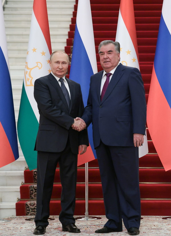 [사진=옛 소련권 중앙아시아 순방에 나선 블라디미르 푸틴(왼쪽) 러시아 대통령이 28일(현지 시각) 타지키스탄 수도 두샨베에서 에모말리 라흐몬 타지키스탄 대통령과 회담 전 악수하고 있다, TASS/연합뉴스]