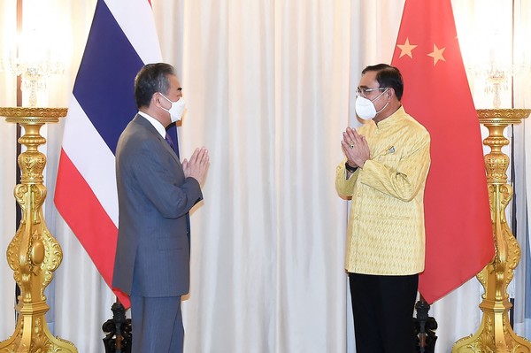 [사진=지난 4일(현지시간) 미얀마에서 열린 제7차 란창강·메콩강 협력(LMC) 외교장관 회의에 참석한 왕이 중국 외교부장(왼쪽)과 쁘라윳 태국 총리(오른쪽), AFP통신/연합뉴스]