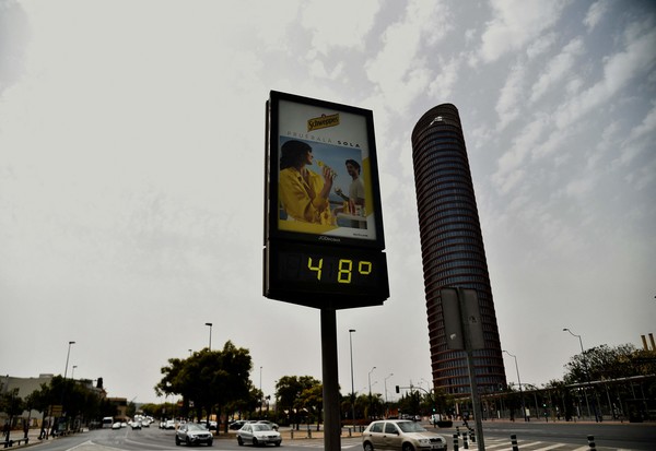 2022년 6월 13일 스페인 세비야에서, 거리 온도계가 섭씨 48도를 표시하고 있다. [사진=AFP/연합뉴스]
