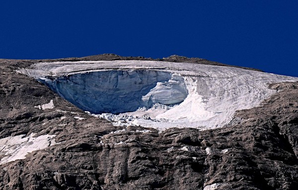 이탈리아 마르몰라다 산의 카나제이 근처에서 붕괴된 푼타 로카 빙하의 모습이다. [사진=AFP/연합뉴스]
