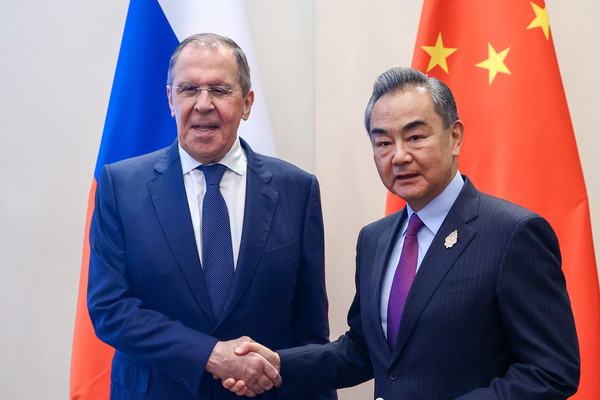 [사진=7일 세르게이 라브로프 러시아 외무장관(왼쪽)과 왕이 중국 국무위원 겸 외교부장이 주요 20개국(G20) 외교장관 회의가 열리는 인도네시아 발리에서 만나 악수를 하고 있다. TASS/연합뉴스]