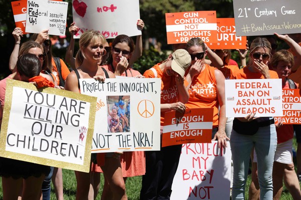 2022년 7월 13일 워싱턴 DC의 국회의사당에서, 유밸디 하이랜드 총기난사 생존자와 그 가족, 그리고 지지자들이 총기 규제 강화를 주장하며 시위하고 있다. [사진=AFP/연합뉴스]
