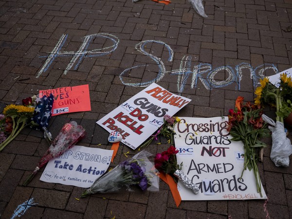 2022년 7월 6일 일리노이주 하이랜드 파크의 총기 난사 희생자 추모비에 총기 폭력 반대 표지판이 세워져 있다. [사진=AFP/연합뉴스]