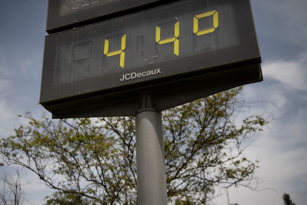 지난 12일 세비야에서 폭염이 섭씨 44도를 기록했다.[사진=AFP/연합뉴스]