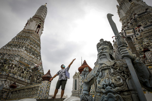 [사진=태국 사원을 찾은 관광객, EPA/연합뉴스]