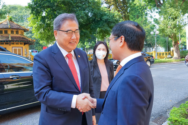 [사진=박진 외교부 장관과 부이 타잉 썬 베트남 외교부 장관, 외교부]