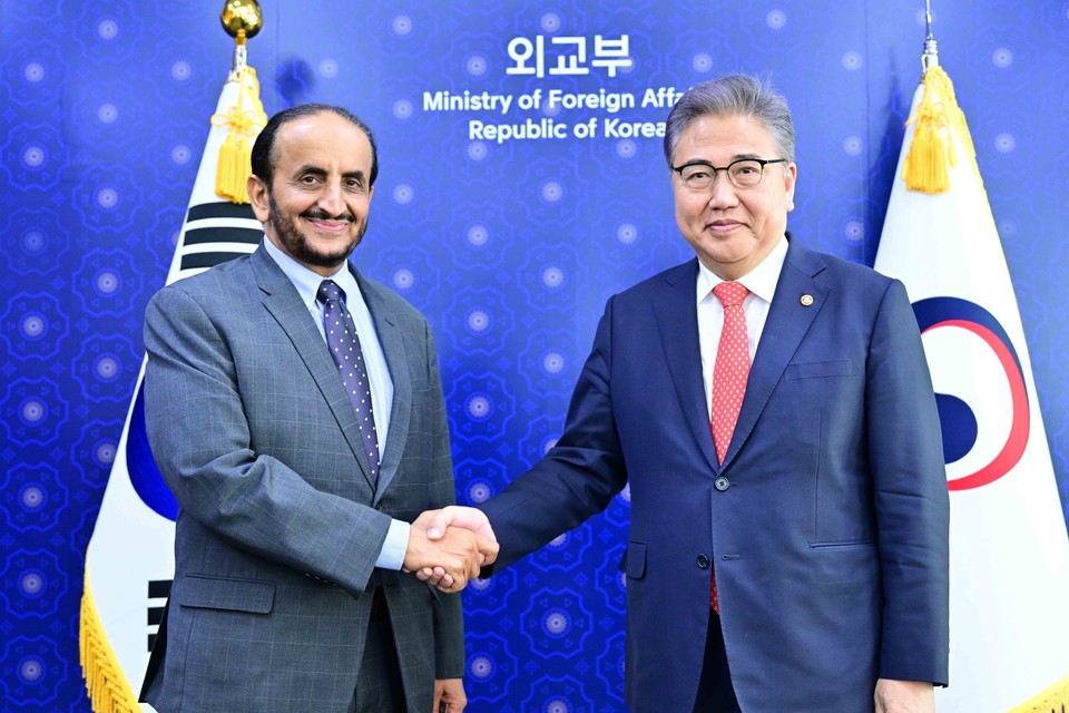 박진 외교부 장관(오른쪽)과 알하르시 정무차관(왼쪽) (사진 = 외교부)