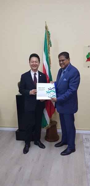 사진=장 기획관과 산토키 수리남 대통령/외교부