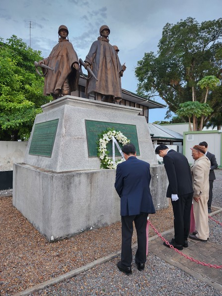 사진=수리남 한국전 참전 기념비에 헌화하는 장 기획관/외교부
