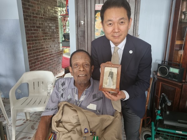 사진=한국전 참전용사 뒤이커 용사와 장 기획관/외교부