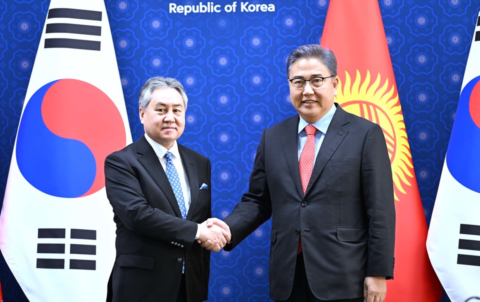 박진 외교장관(오른쪽)과 쿨루바예프 외교장관(왼쪽) (사진 = 외교부)