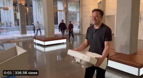 사진=트위터 본사 방문한 일론 머스크/사진=머스크 트위터 계정 동영상 캡쳐