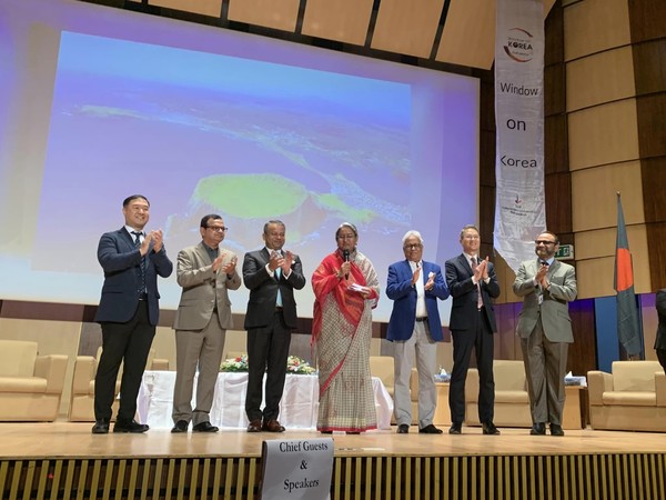 왼쪽부터 박민근, 방글라데시 한인회 부회장 / Zakir Hossain Raju, IUB 대학 교수 / Tanweer Hasan, IUB 대학 부총장 / Dipu Moni, 방글라데시 교육부장관 / Abdul Hai Sarker, IUB 대학 이사회장 / 이장근, 주방글라데시대한민국 대사 / Niaz Ahmed Khan, IUB 대학 교수/사진=국립중앙도서관 제공