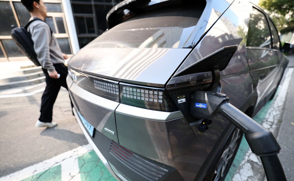 사진 = 충전중인 전기차 / 연합뉴스 제공