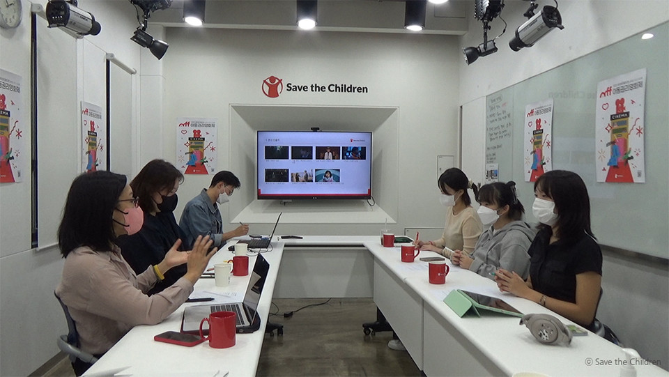 영화제 수상작을 선정하기 위해 토론하는 전문가 심사위원과 아동 심사위원 (사진 = 세이브더칠드런)