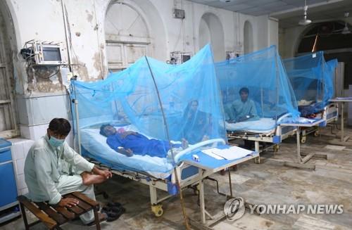 사진=파키스탄 카라치의 병원에서 치료받는 뎅기열 환자/EPA,연합뉴스