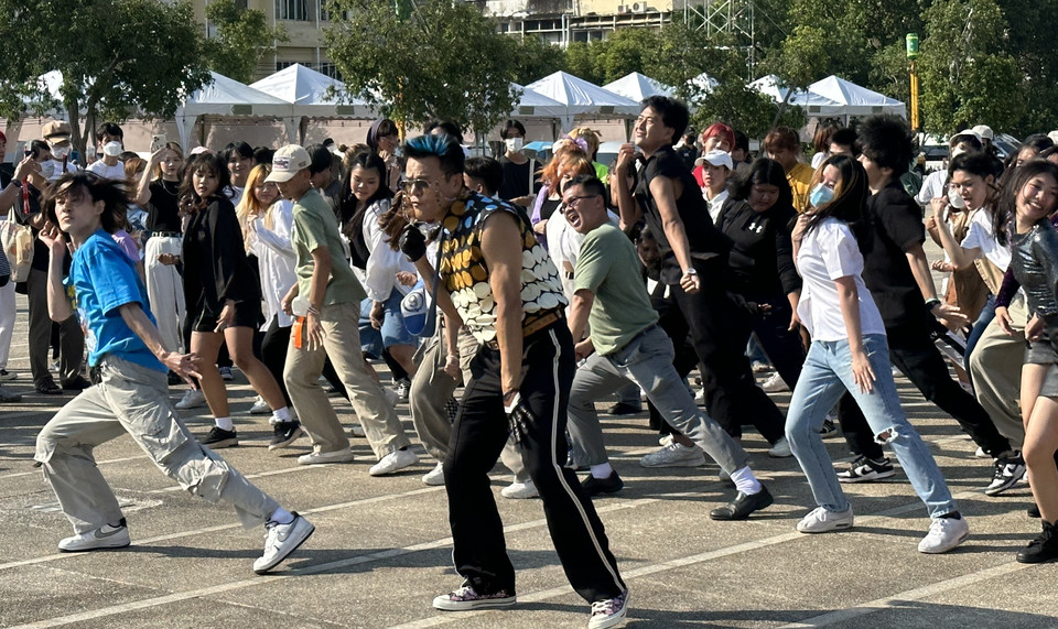 19일 오후 방콕시청 앞에서 열린 'K팝 랜덤 플레이댄스' (사진 = 연합뉴스)