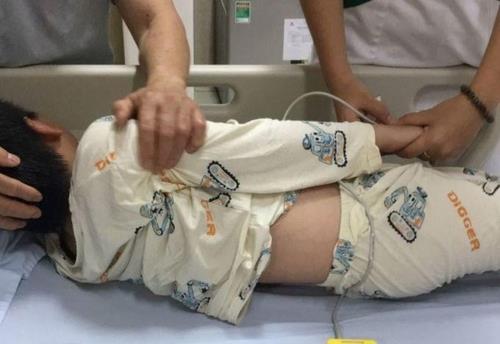 사진=식중독에 걸려 치료를 받고 있는 어린이 /VN익스프레스 사이트 캡처