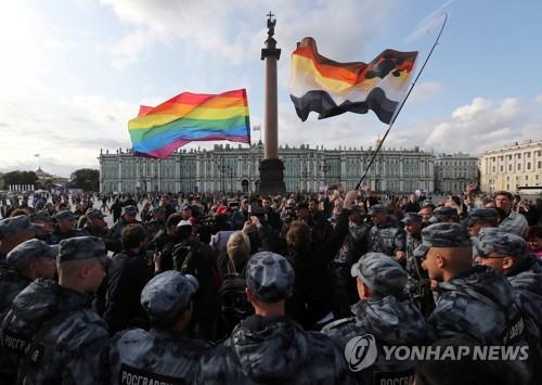 성소수자들의 시위를 막는 러시아 경찰[사진=로이터, 연합뉴스 제공]