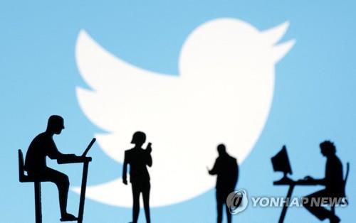 트위터 로고와 스마트폰 및 컴퓨터 사용 이미지[사진=로이터, 연합뉴스 제공]