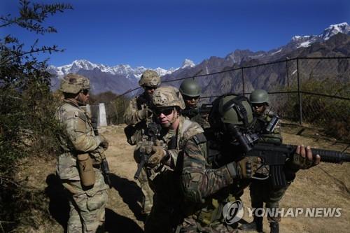 사진=29일 인도 북부에서 인도군과 합동 군사훈련을 벌이는 미군 공수부대/AP, 연합뉴스 제공