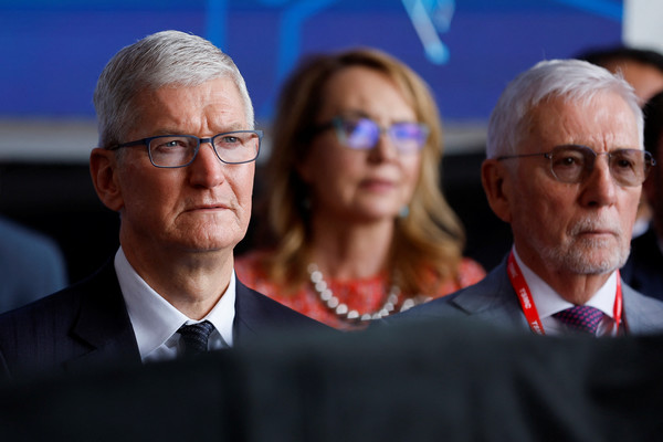 사진=TSMC 애리조나공장 장비 반입식에 참석한 팀쿡(왼쪽) 애플 CEO/애리조나 로이터