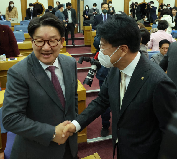 지난 7일 국회 의원회관에서 열린 국민의힘 친윤(친윤석열)계 의원들이 주축이 된 공부 모임 '국민공감' 첫 모임에서 권성동 의원(왼쪽)과 장제원 의원이 악수하고 있다.[사진=연합뉴스 제공]