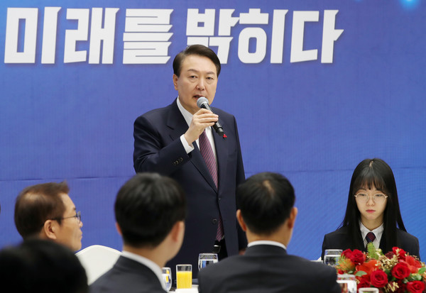 윤석열 대통령이 16일 경기도 성남시 한국잡월드에서 열린 국제기능올림픽 선수단 오찬에서 발언하고 있다. [사진=대통령실통신사진기자단 제공]
