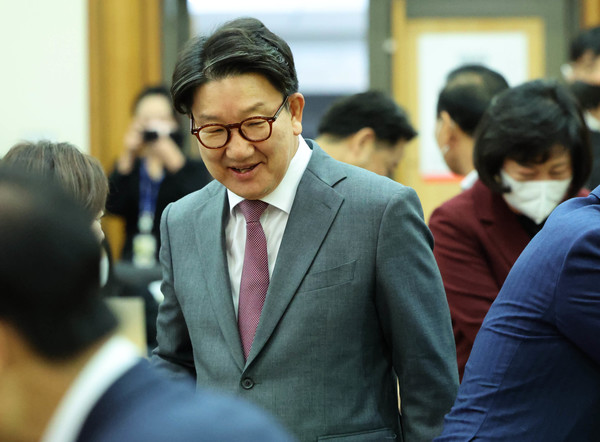 지난 7일 국회 의원회관에서 권성동 의원이 참석자들과 인사하고 있다.[사진=연합뉴스 제공]