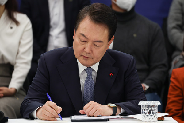 지난 15일 제1차 국정과제 점검회의를 하는 윤석열 대통령[사진=대통령실 제공]