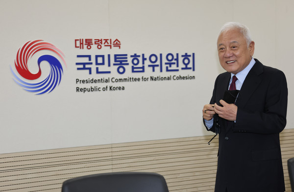 김한길 대통령직속 국민통합위원회 위원장이 29일 정부서울청사에서 열린 국민통합위 산하 '장애인이동편의증진 특위' 제10차 회의에 참석하고 있다.[사진=연합뉴스 제공]