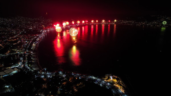 멕시코 아카풀코 불꽃놀이 모습[사진=EPA, 연합뉴스 제공]