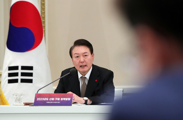  윤석열 대통령이 27일 오후 청와대 영빈관에서 열린 2023 산업통상자원부·중소벤처기업부 업무보고에서 발언하고 있다.[사진=연합뉴스 제공]