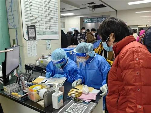 사진=환자들 몰린 상하이 한 병원의 응급실/상관신문 캡처.