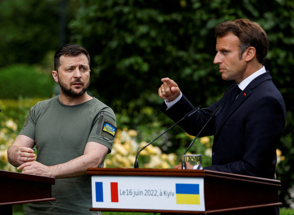 사진=마크롱 프랑스 대통령(오른쪽)과 젤렌스키 우크라이나 대통령/로이터, 연합뉴스