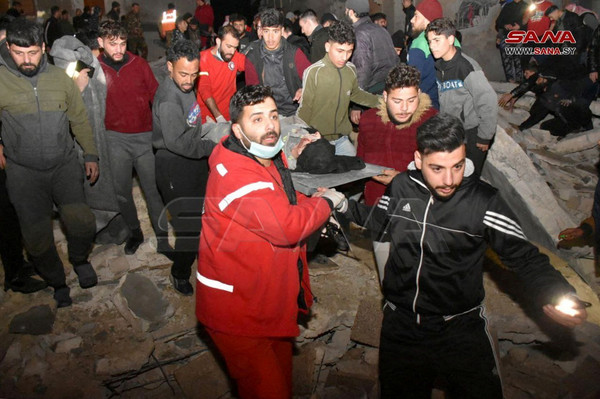 사진='규모 7.8 강진' 여파로 부상한 시민 옮기는 시리아 구조대원들/로이터, 연합뉴스