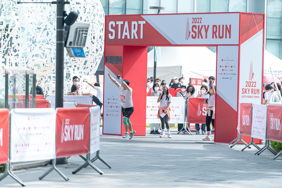 2022 스카이런 참가자들이 스타트라인에서 힘차게 출발하고 있다.