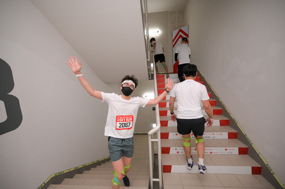 2022 스카이런 참가자가 103층을 통과하며 환호하고 있다.
