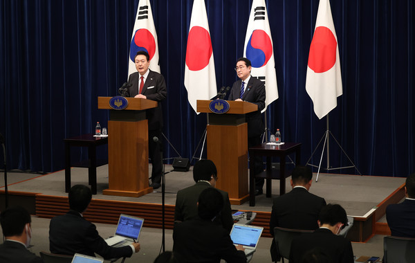 사진=1박2일 일정으로 일본을 방문한 윤석열 대통령이 16일 오후 일본 도쿄 총리 관저에서 기시다 후미오 일본 총리와 한일 확대정상회담을 마친 뒤 공동 기자회견에서 발언하고 있다/연합뉴스