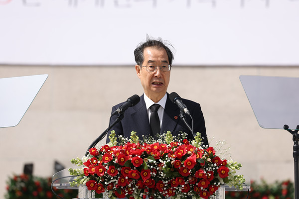 사진=한덕수 국무총리가 3일 오전 제주시 명림로 4·3 평화공원에서 열린 4·3 희생자 추념식에서 윤석열 대통령의 추념사를 대독하고 있다/연합뉴스