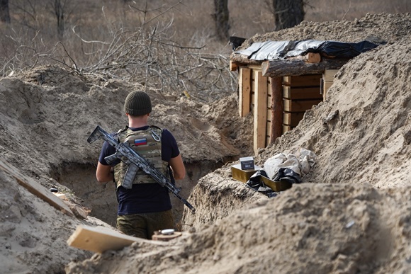 사진=헤르손 지역 참호에 서있는 러시아군의 모습/연합뉴스