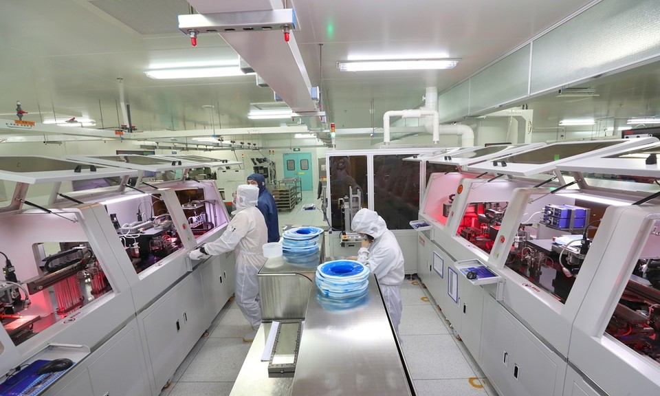 사진=중국 동부 장쑤성 난퉁의 반도체 제조 작업장에서 일하고 있는 직원들