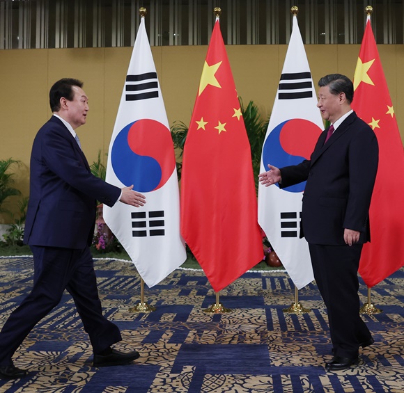 사진 = 지난해 11월 만난 윤석열 대통령(좌)과 시진핑 중국 국가주석(우) / 연합뉴스