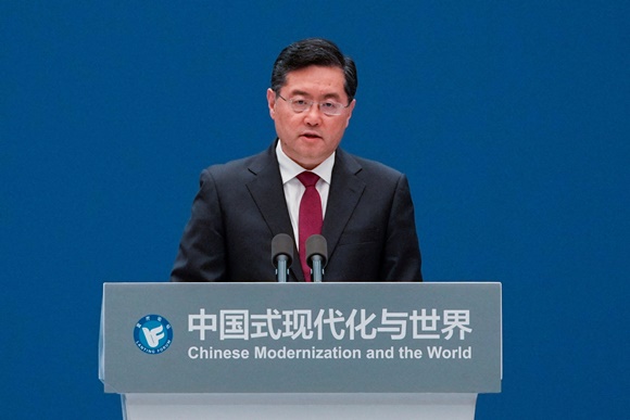 사진 = 친강 중국 국무위원 겸 외교부장이 21일 란팅 포럼 개막식에서 기조연설을 하고 있다 / 상하이 로이터 / 연합뉴스