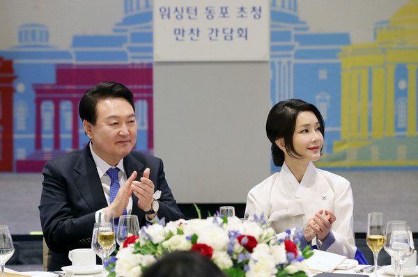 사진=미국을 국빈 방문한 윤석열 대통령과 부인 김건희 여사가 24일(현지시간) 워싱턴DC 한 호텔에서 열린 워싱턴 동포 초청 만찬 간담회에서 유미 호건 전 메릴랜드주지사 부인의 환영사를 듣고 박수치고 있다/워싱턴, 연합뉴스 제공