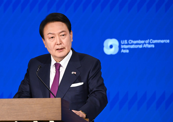 사진=미국을 국빈 방문한 윤석열 대통령이 25일(현지시간) 워싱턴DC 미국 상공회의소에서 열린 한미 첨단산업 포럼에서 축사하고 있다/워싱턴, 연합뉴스 제공
