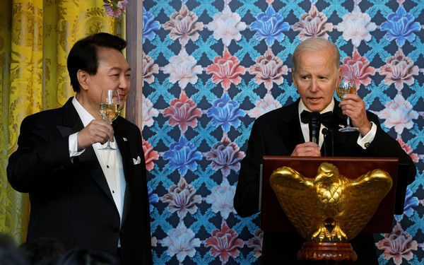  사진=조 바이든 미국 대통령이 26일(현지시간) 워싱턴DC 백악관에서 열린 국빈만찬에서 국빈 방문한 윤석열 대통령 등 참석자들에게 건배를 제의하고 있다/연합뉴스 제공